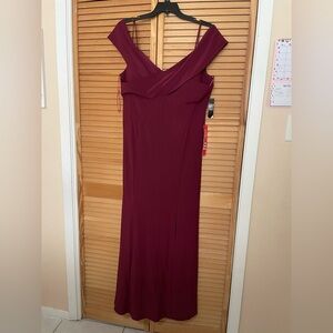 Plus Size Off the Shoulder dress. Size 16W | NWT| Maroon/Burgundy